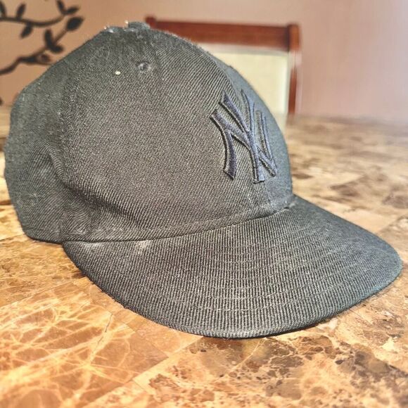 59Fifty MLB New York Yankees Triple Black Mens Fitted Hat Cap Size 8 - Picture 8 of 10